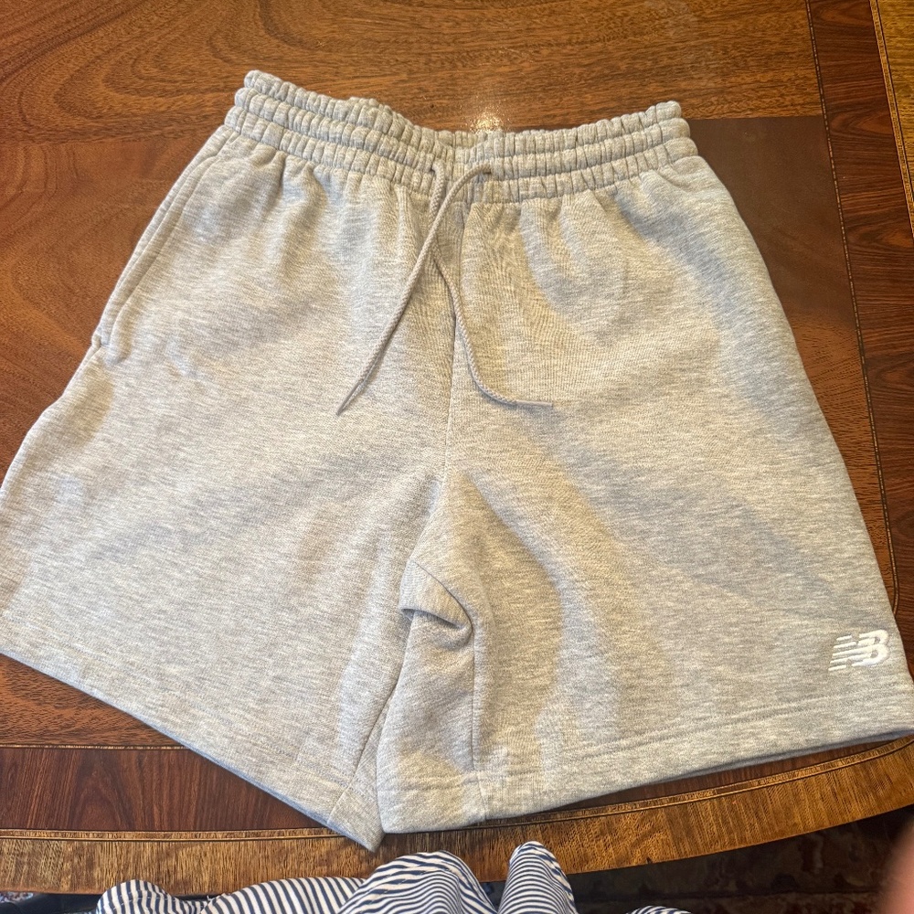 Men’s brand new new balance 7 inch relaxed shorts.